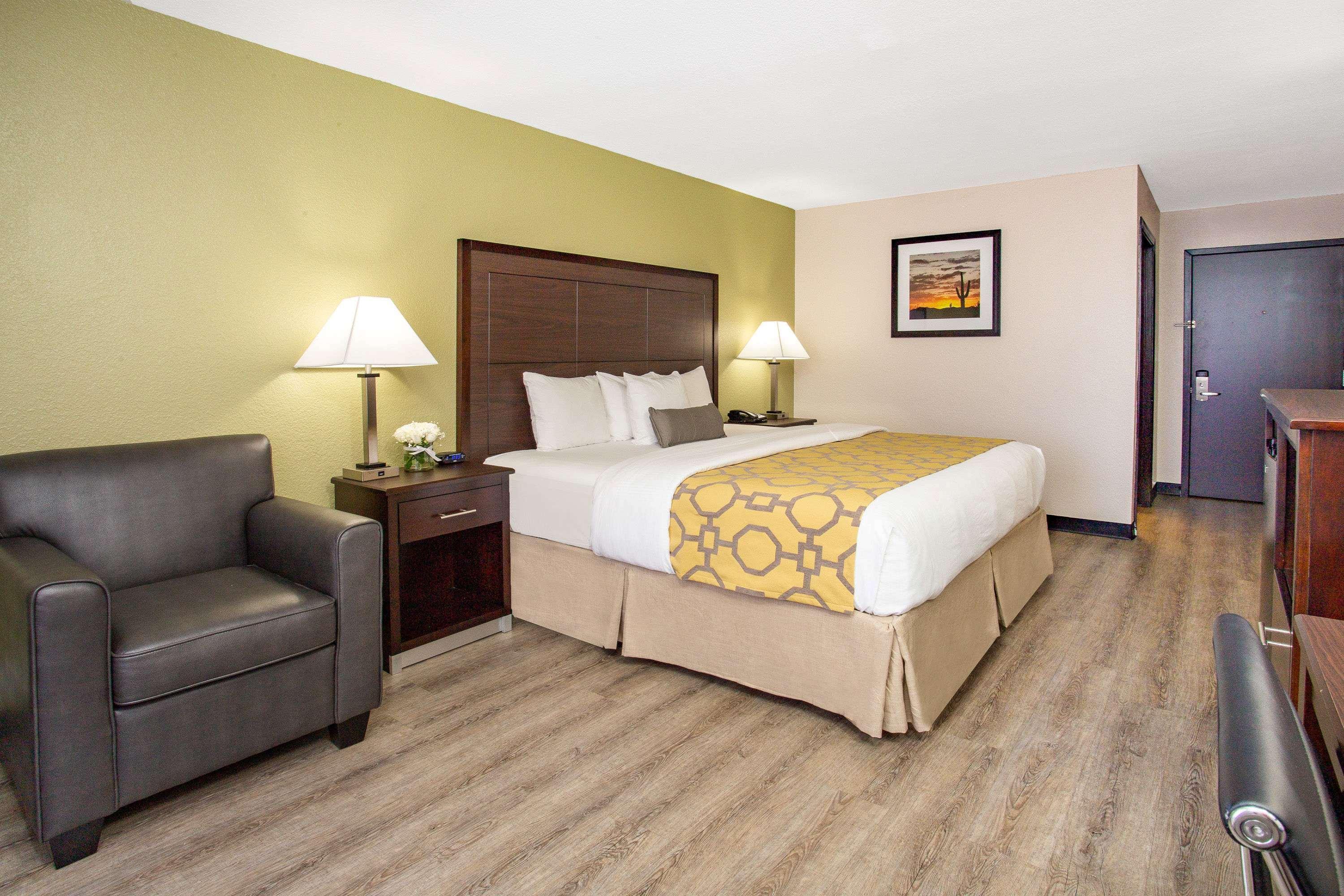 Baymont By Wyndham Phoenix I-10 Near 51St Ave Екстериор снимка