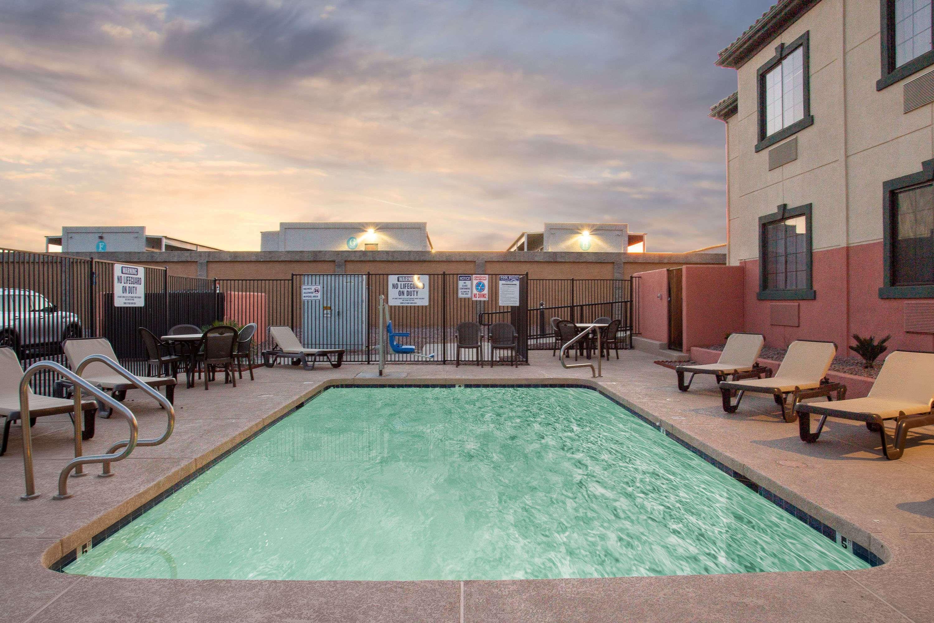 Baymont By Wyndham Phoenix I-10 Near 51St Ave Екстериор снимка