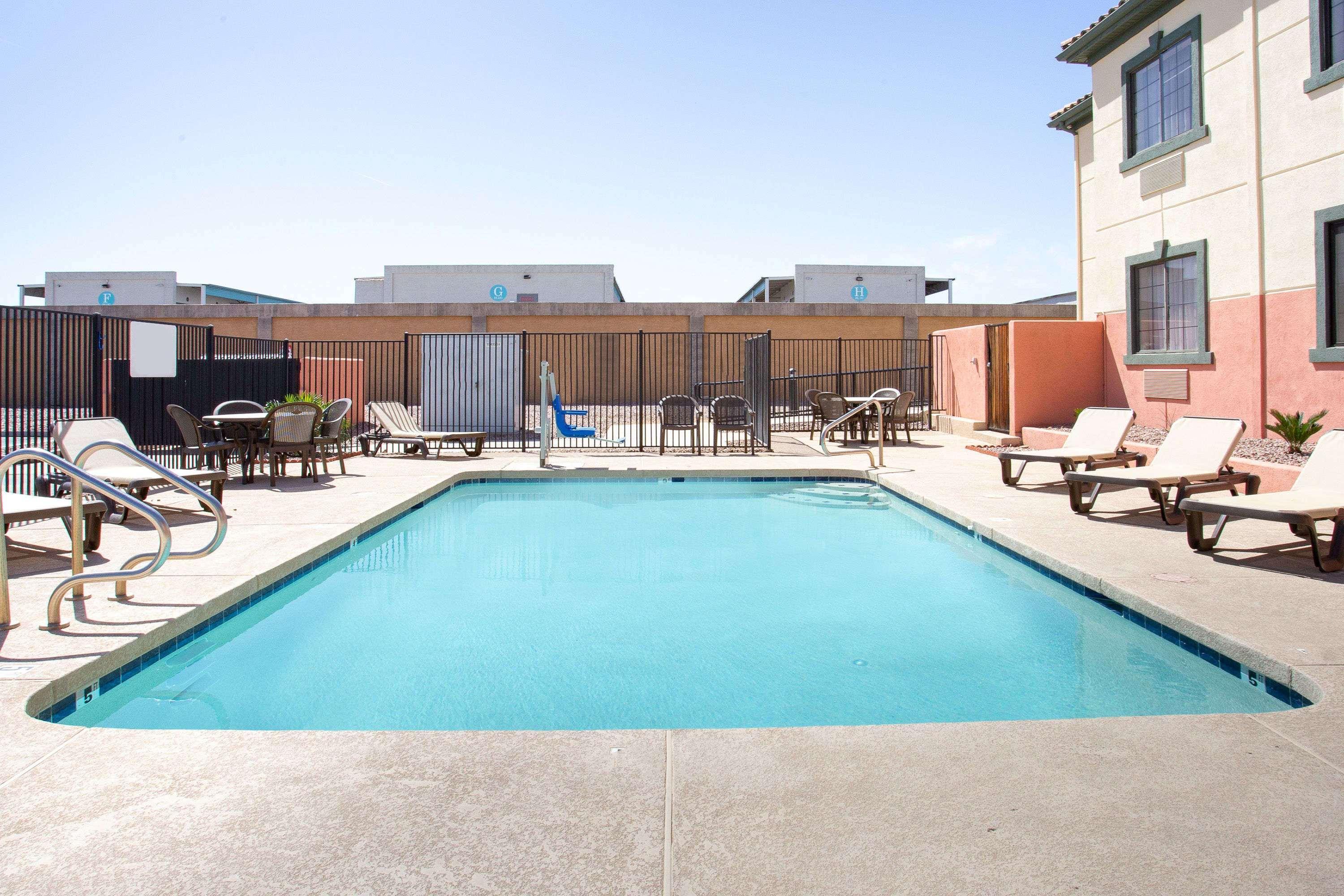 Baymont By Wyndham Phoenix I-10 Near 51St Ave Екстериор снимка
